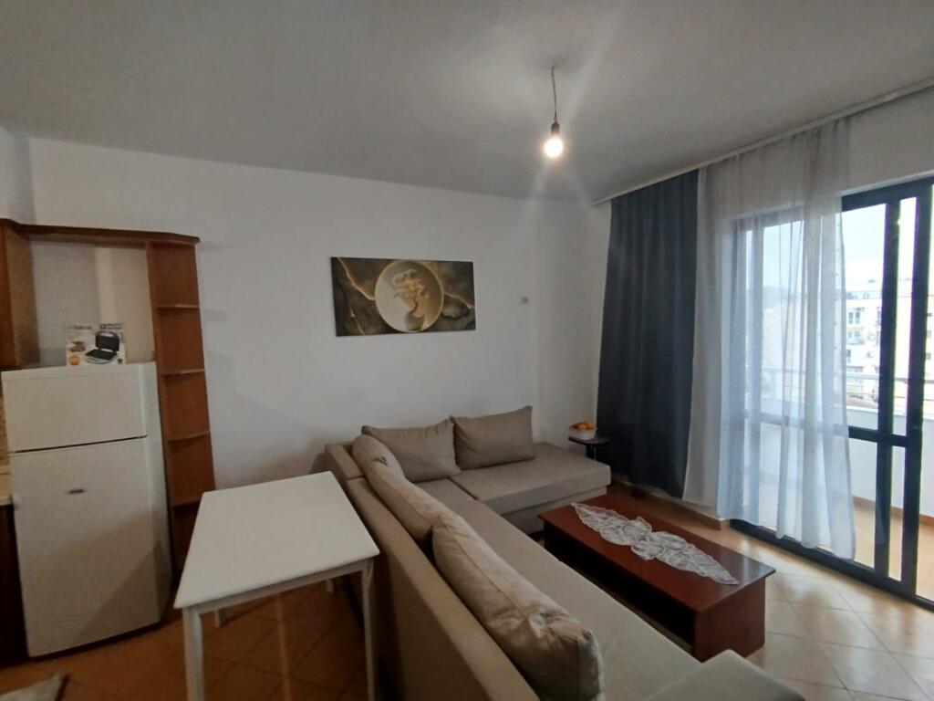 Jepet me qira apartament 2+1 + ballkon – Laprakë