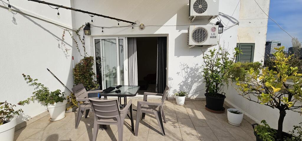 Jepet me qira penthhouse , Bllok