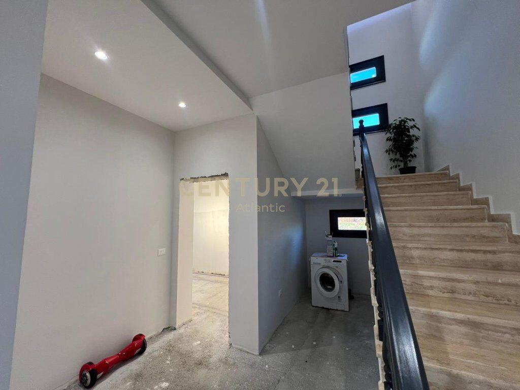 VILLA UNICA SU 3 PIANI IN VENDITA A 4 RRUGET, SHIJAK DURRES