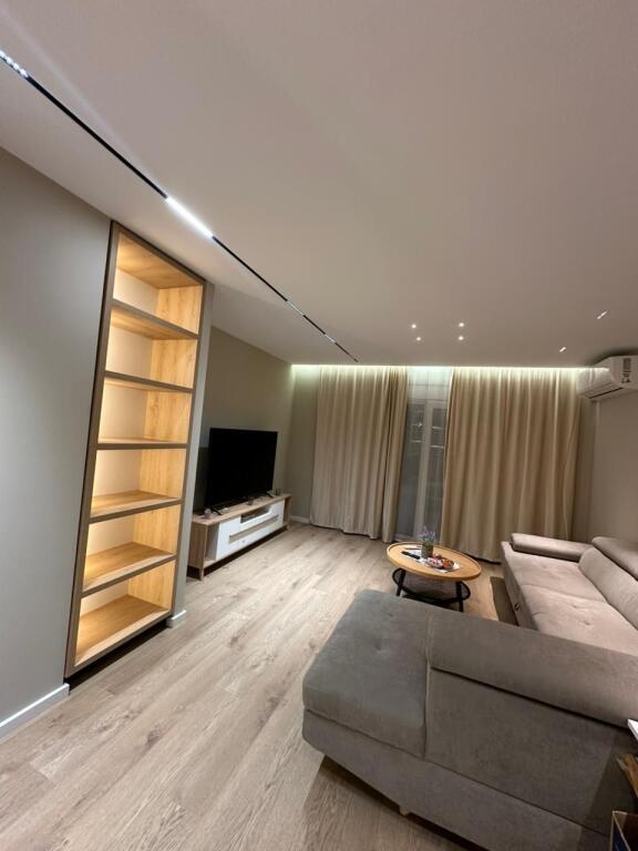 Apartament me qira 2+1+2+3 ballkone te Bulverdi Migjeni , Astir