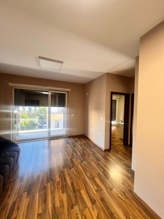 Jepet me qera ambjent biznesi te 21  Dhjetori 2 Poste Parkimi