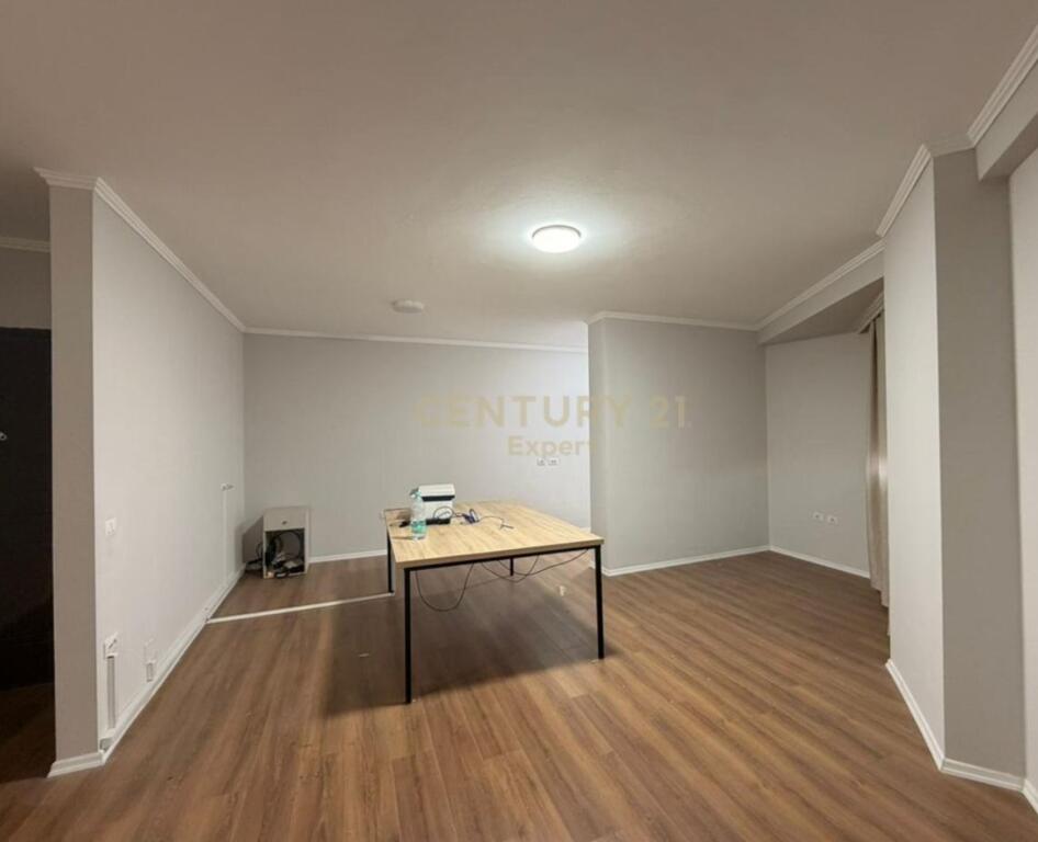 🌟 Jepet me Qira – Ambient për Zyra në Rrugën e Durrësit, Tirane