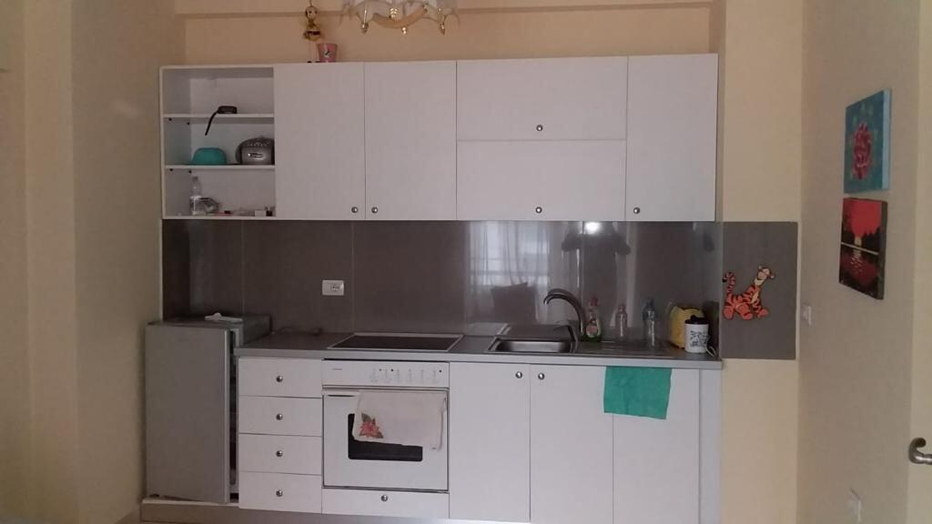 Shitet apartament prane liqenit te Pogradecit