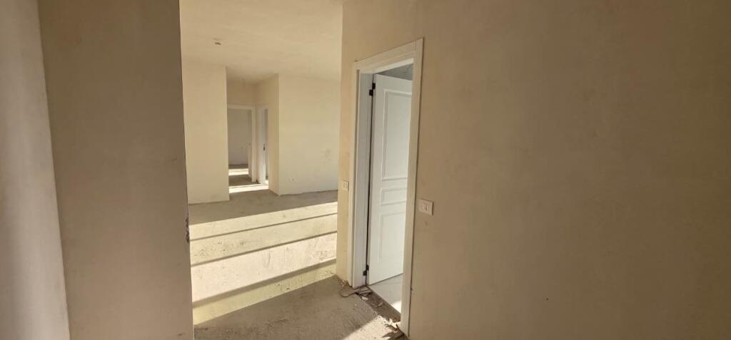 ZYRE ME QERA 100 M2 PORCELAN 700 EURO