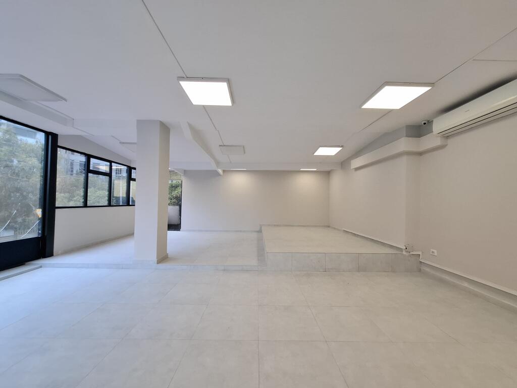 Jepet me qira Ambjent (260m2) || (📍21 dhjetori 30 m larg unazës) || Direkt rrugë kryesore ngjiturë me zjarrëfiksen. mund të ndahet min 8 ose 9 ambjent pune i përshtatshëm perfekt për call center || 2500 euro/Muaj