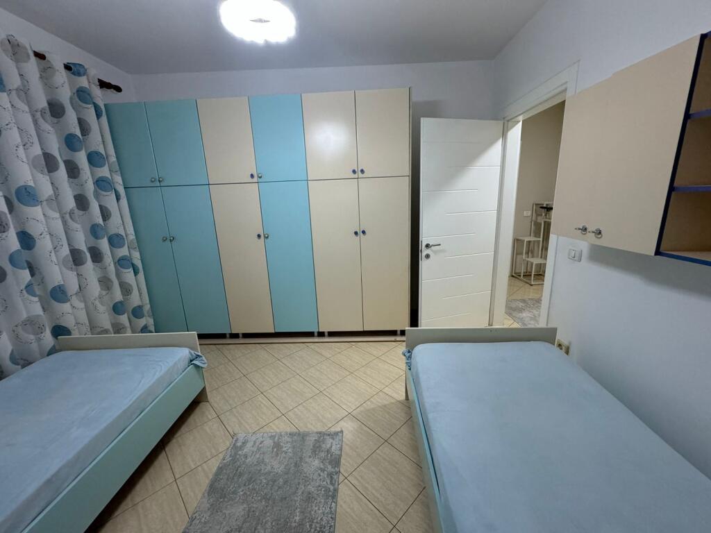 Ne zonen e Freskut,perballe Basic Bar jepet me qera apartament 2+1+2,i sapo mobiluar: 70,000Leke