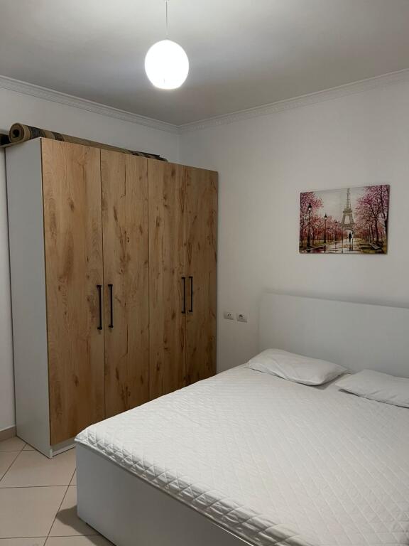 Appartamento 2+1+2 a Kodra e diellit in affitto 60.000 lekë