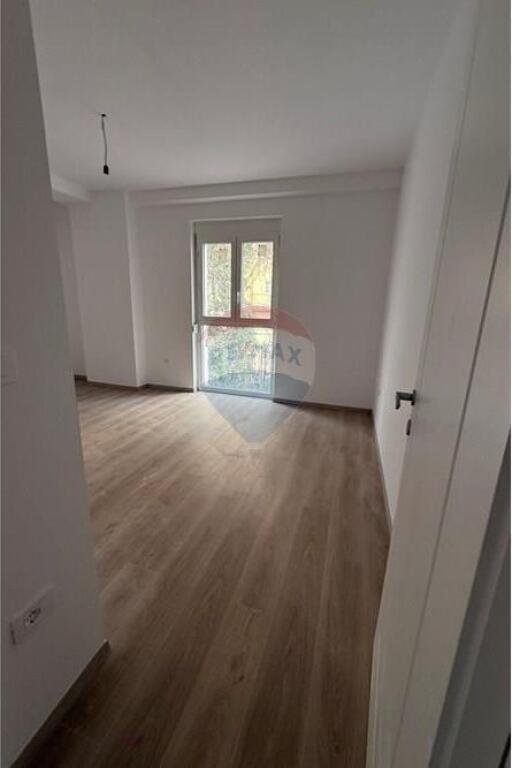 Ambjent per zyra me qira prane Air Albania stadium