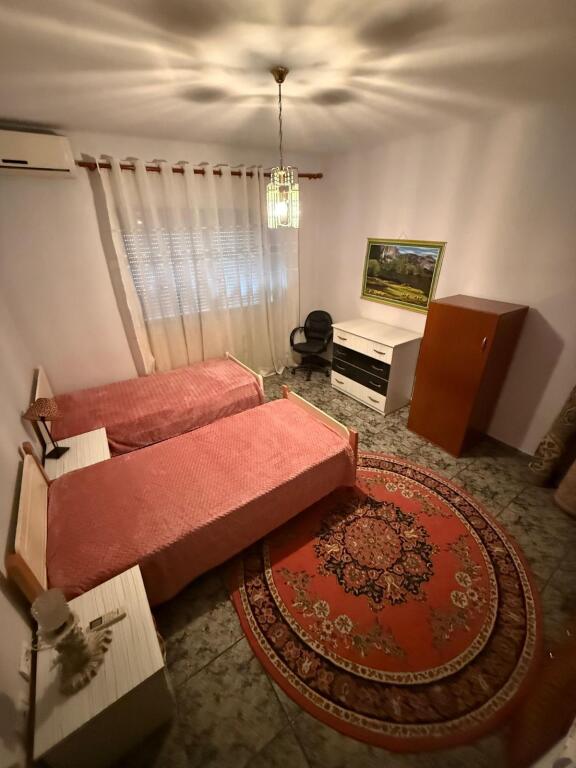 APARTAMENT ME QERA 2+1 PRANE PAZARIT TE RI
