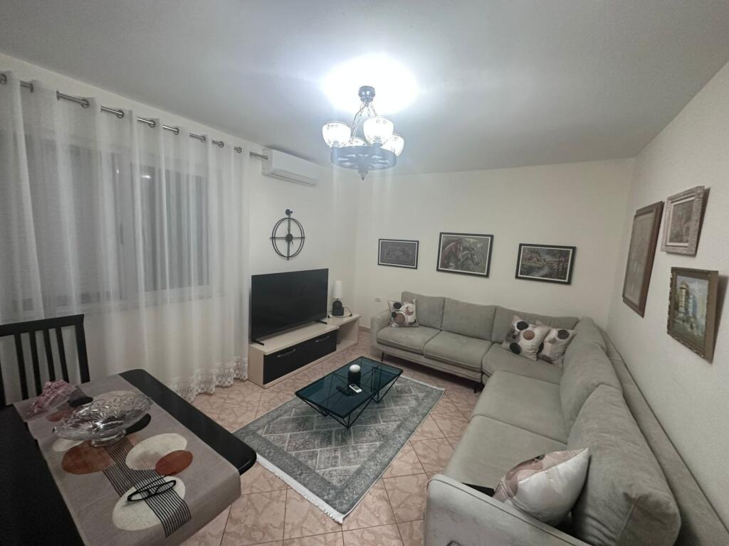 Jepet me qira 2+1+1 XHAMLLIKU 550 mije leke i diskutushem