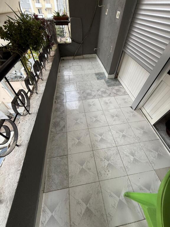 APARTAMENT ME QERA 2+1 PRANE PAZARIT TE RI