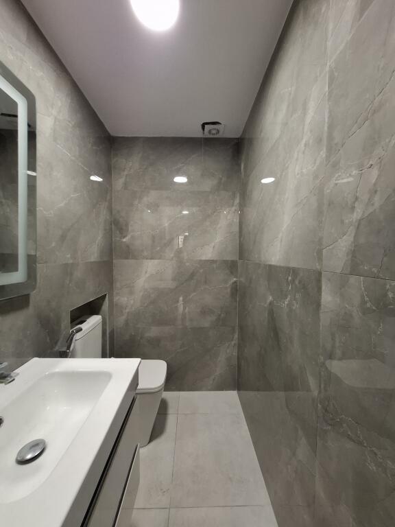 Jepet me qira Ambjent (260m2) || (📍21 dhjetori 30 m larg unazës) || Direkt rrugë kryesore ngjiturë me zjarrëfiksen. mund të ndahet min 8 ose 9 ambjent pune i përshtatshëm perfekt për call center || 2500 euro/Muaj