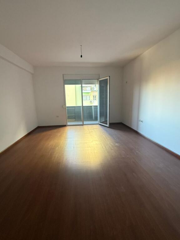 Affitto, Appartamento 2+1+2, Ndre Mjeda, Tirana. L'appartamento è offerto per Uffici.