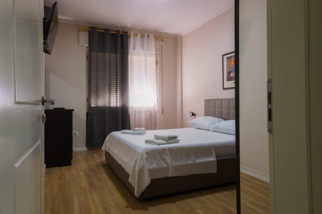 Jepet me qera apartament modern ne Qender te Tiranes