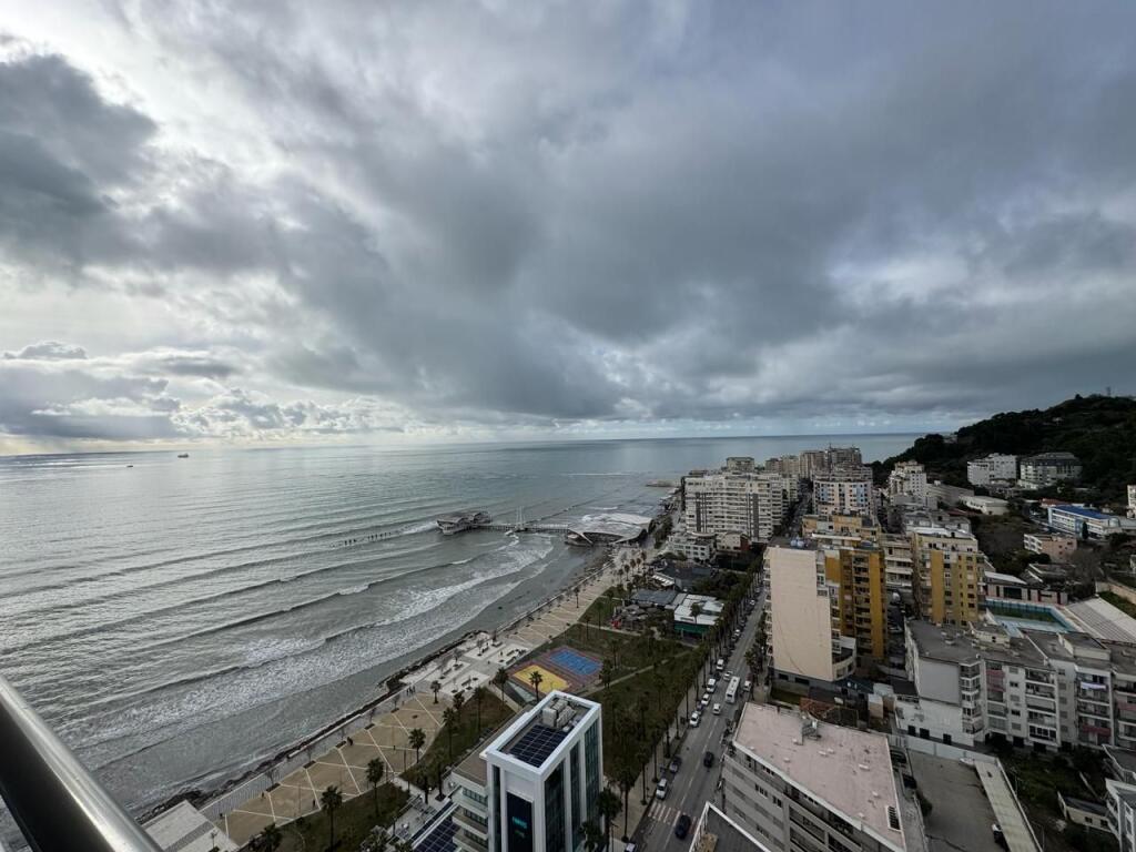 Shitet Apartament 2+1+2