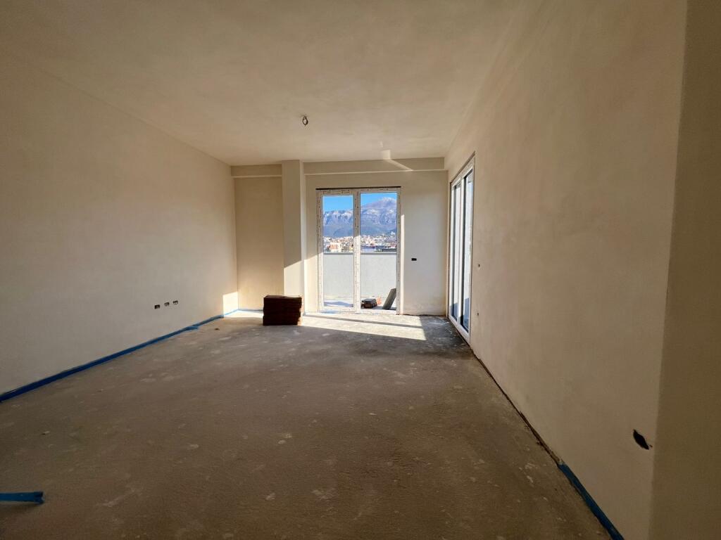 Appartamento 2+1+2+ Veranda, in Vendita 📍Ali Demi, Tirana