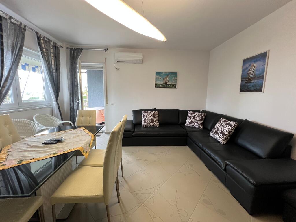 Apartament  me qira 2+1 me garazh ,Lungomare