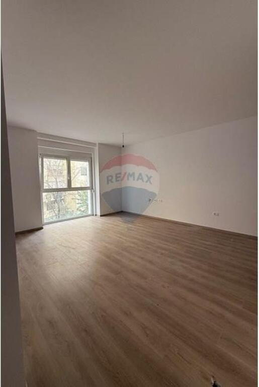 Ambjent per zyra me qira prane Air Albania stadium