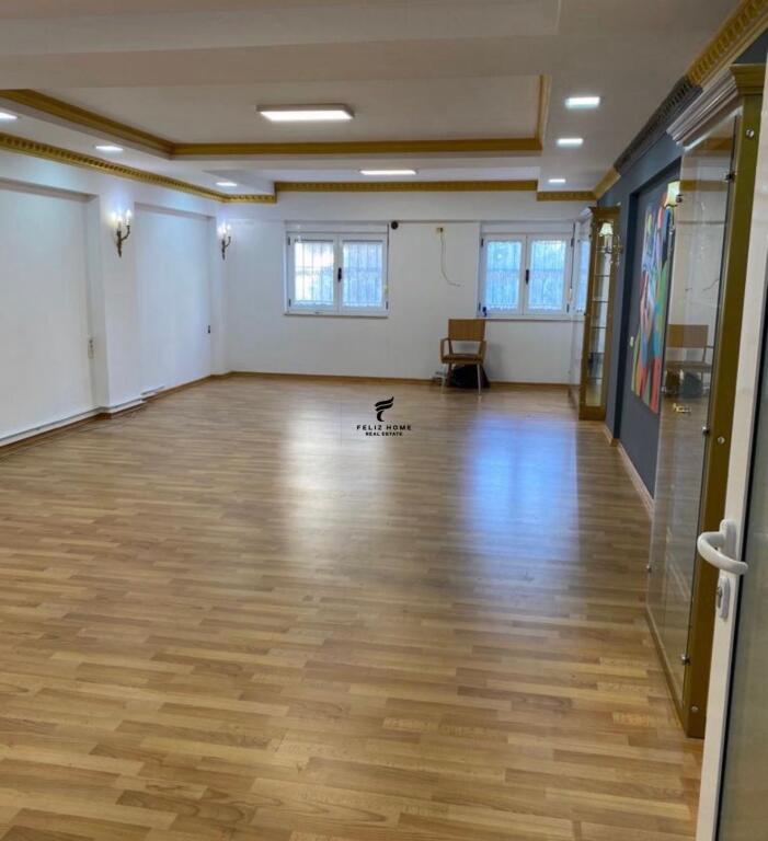 SHOP FOR RENT 120 M2 CENTER 1,400 EURO