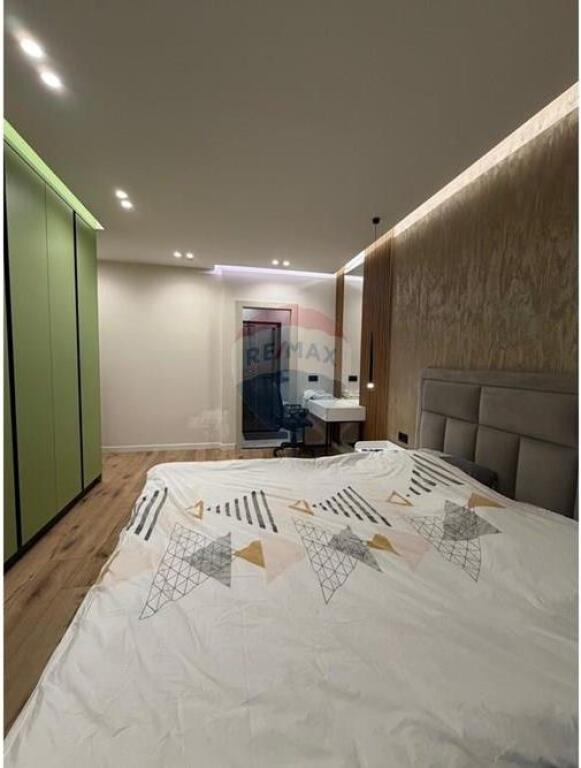 Apartament - Për Qira - Komuna e Parisit, Tiranë