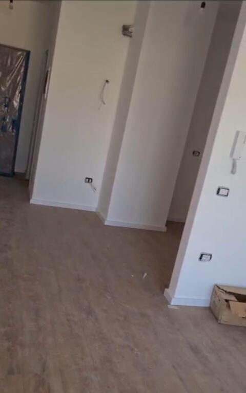 ZYRE ME QERA 106 M2 RRUGA E BARRIKADAVE 80.000 LEKE