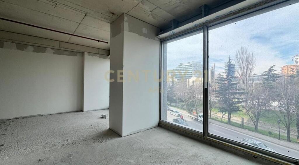 🌟 Jepet me Qira – Ambient Biznesi me Fasade nga Rruga në Downtown One