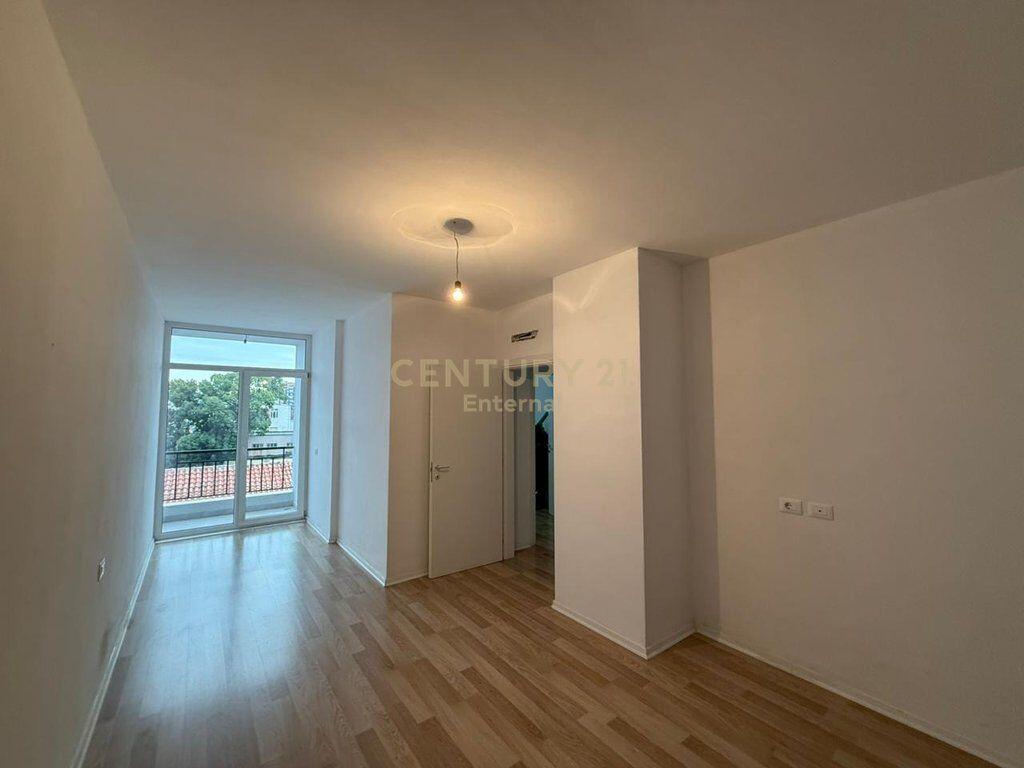 Apartament bosh per zyra me qira tek Shkolla e Bashkuar