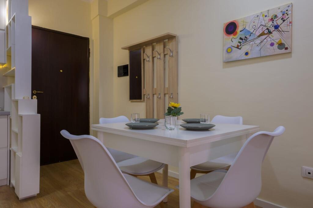 Jepet me qera apartament modern ne Qender te Tiranes