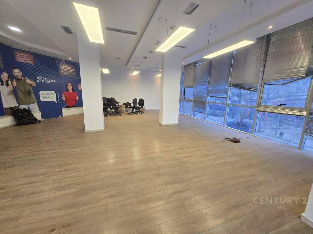 Ambient për Zyrë me Qira ne Xhamllik! 1,200 € /Muaj