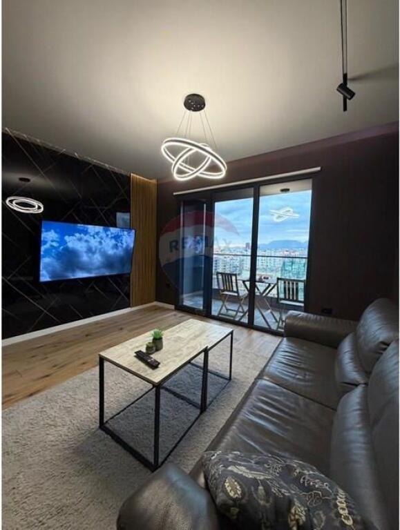 Apartament - Për Qira - Komuna e Parisit, Tiranë