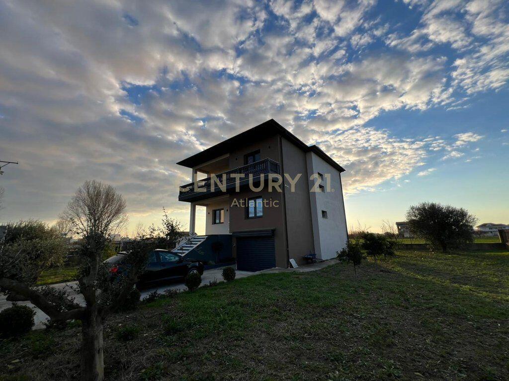 VILLA UNICA SU 3 PIANI IN VENDITA A 4 RRUGET, SHIJAK DURRES