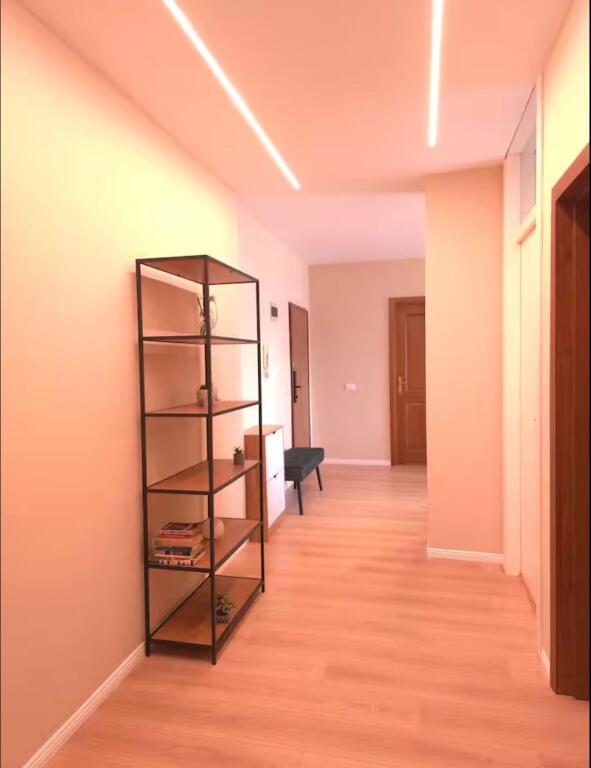 🏙️ Penthouse me Qira – Bllok💶 Çmimi: 1,200 € / muaj