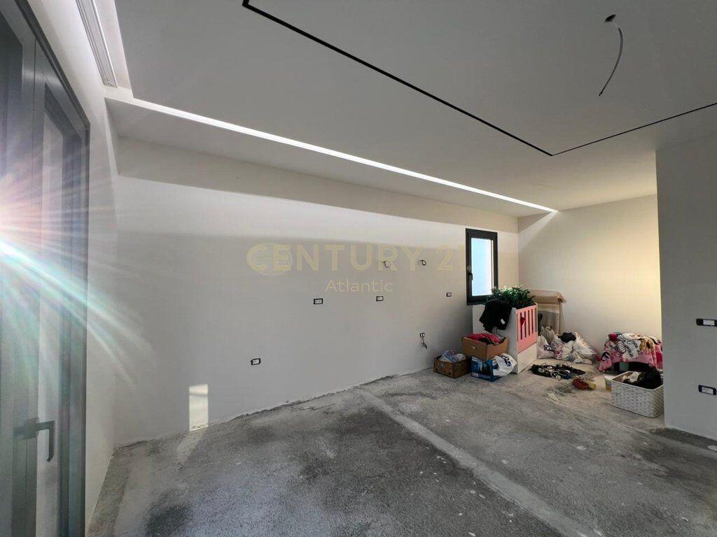 VILLA UNICA SU 3 PIANI IN VENDITA A 4 RRUGET, SHIJAK DURRES