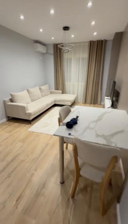 TEK 5 MAJ APARTAMENT 1+1 PER QIRA!