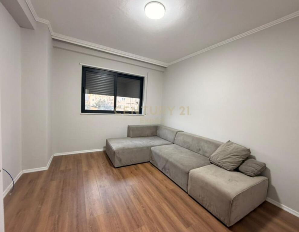 🌟 Jepet me Qira – Ambient për Zyra në Rrugën e Durrësit, Tirane