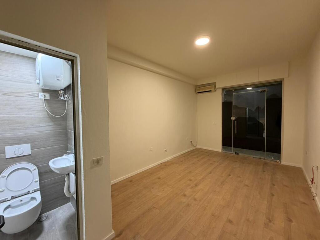 Ambient biznesi per qira tek Petro Nini ne Bllok.