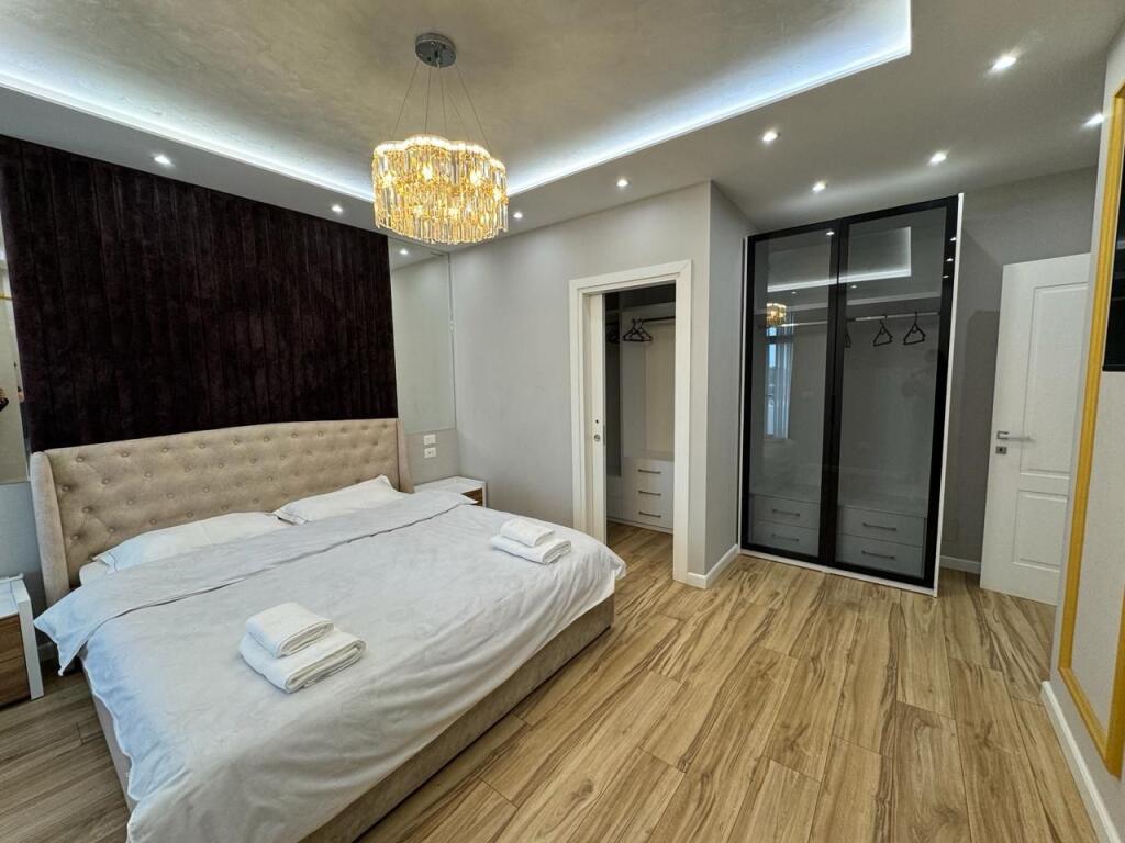 Shitet Apartament 2+1+2