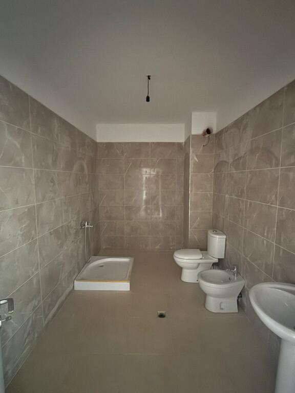 Affitto, Appartamento 2+1+2, Ndre Mjeda, Tirana. L'appartamento è offerto per Uffici.