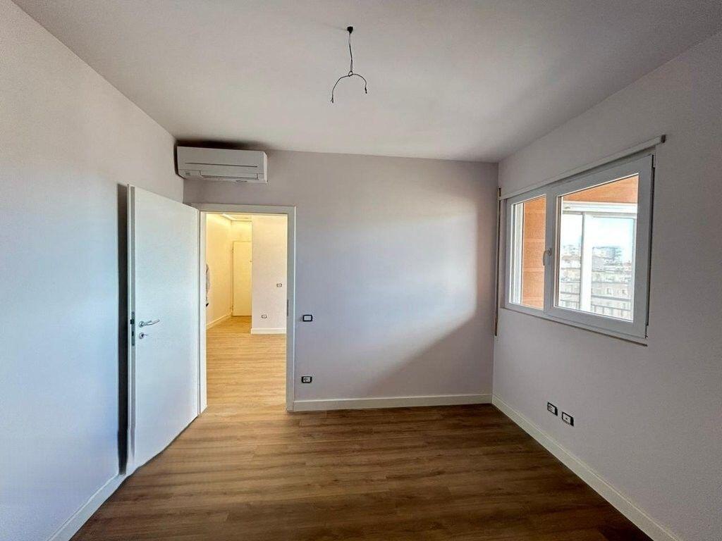 VENDESI 2+1 CON POSTO AUTO, SCUOLA ROSSA. 260.000 €