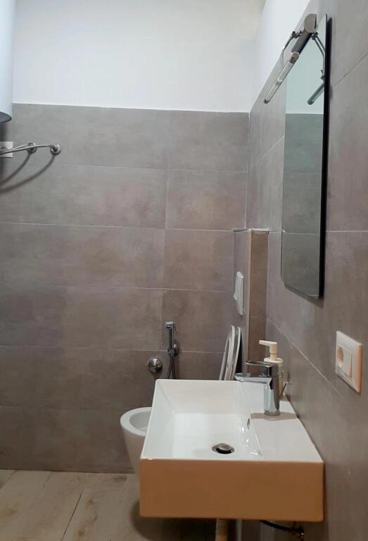 Jepet me qera apartament ne Qender te Tiranes