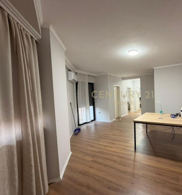 🌟 Jepet me Qira – Ambient për Zyra në Rrugën e Durrësit, Tirane