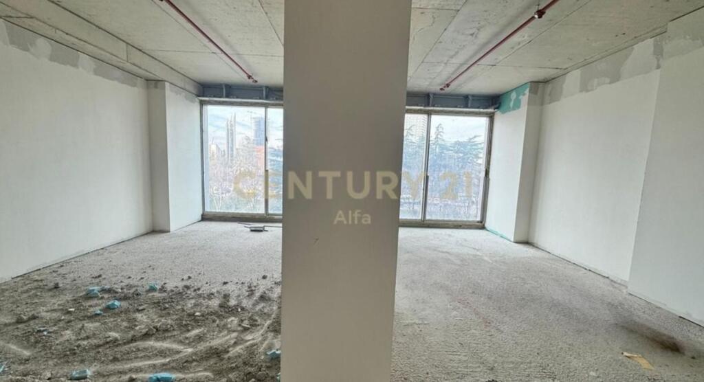 🌟 Jepet me Qira – Ambient Biznesi me Fasade nga Rruga në Downtown One