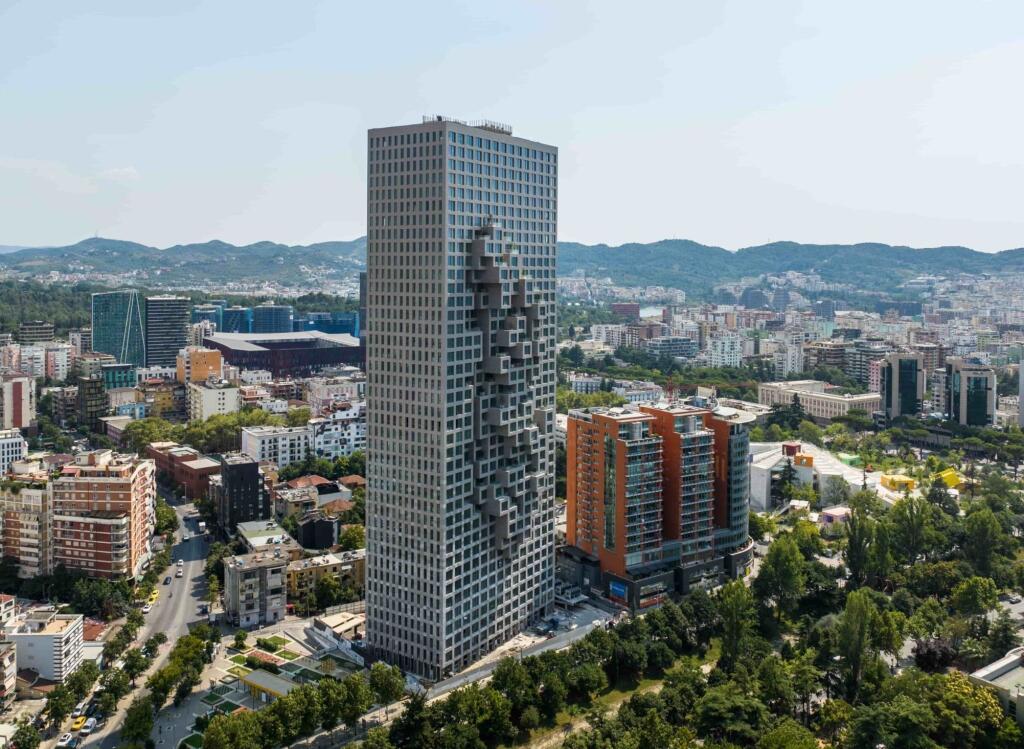 🌟 Jepet me Qira – Ambient Biznesi me Fasade nga Rruga në Downtown One