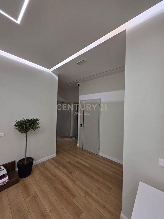 VILLA UNICA SU 3 PIANI IN VENDITA A 4 RRUGET, SHIJAK DURRES