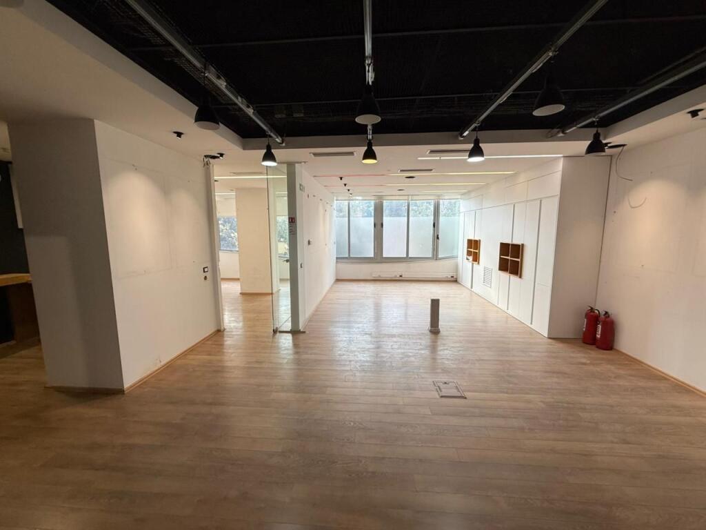 Jepet me qira ambient biznesi 85 m² ,Rruga e Elbasanit, pranë Mullirit! Ideale per Klinika zyra etj
