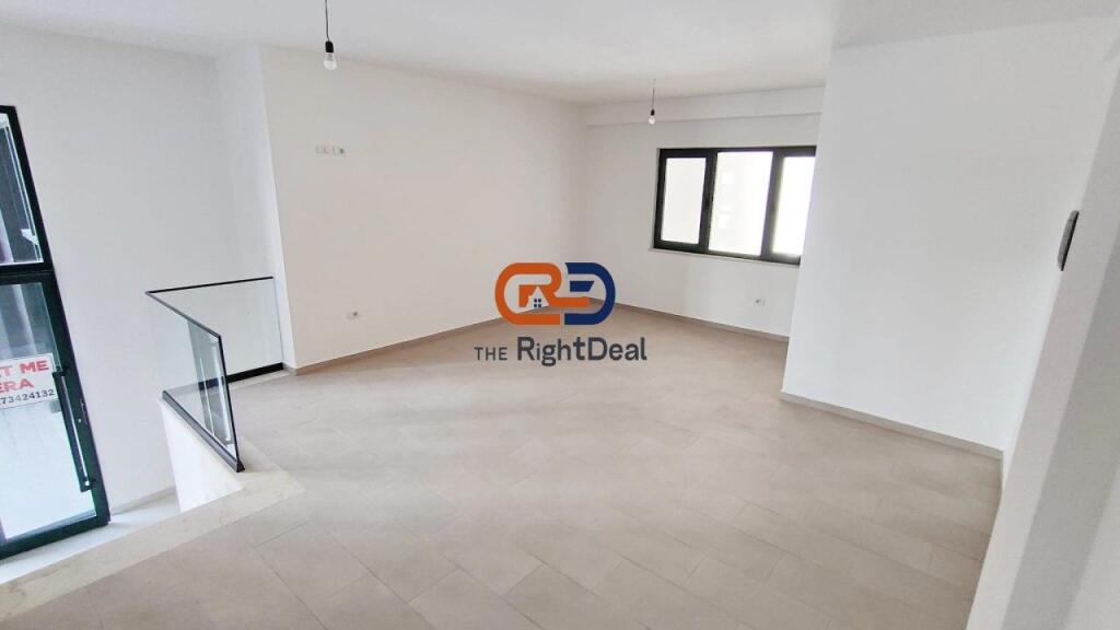 Al Complesso Green City, Spazio Commerciale Ideale per Ufficio o Negozio in Vendita!!