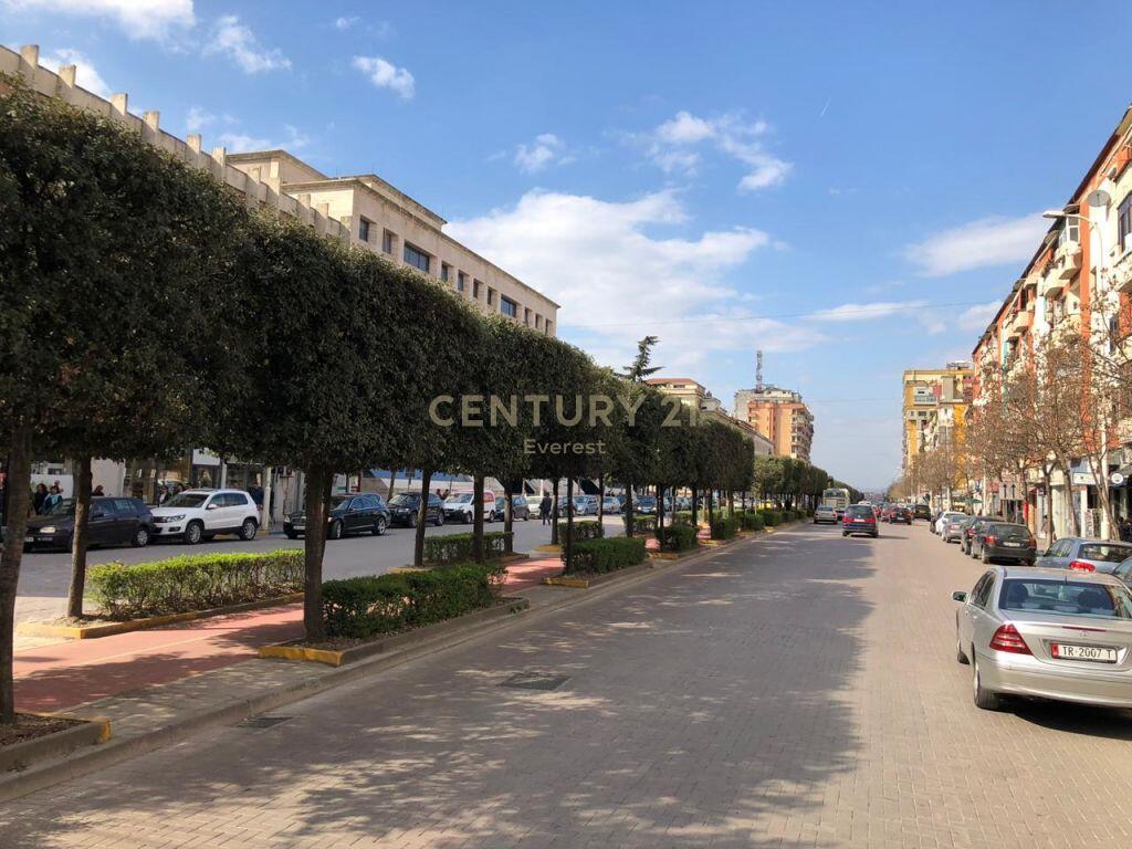 Negozio in affitto sul bordo della strada – Viale Zogu i Parë