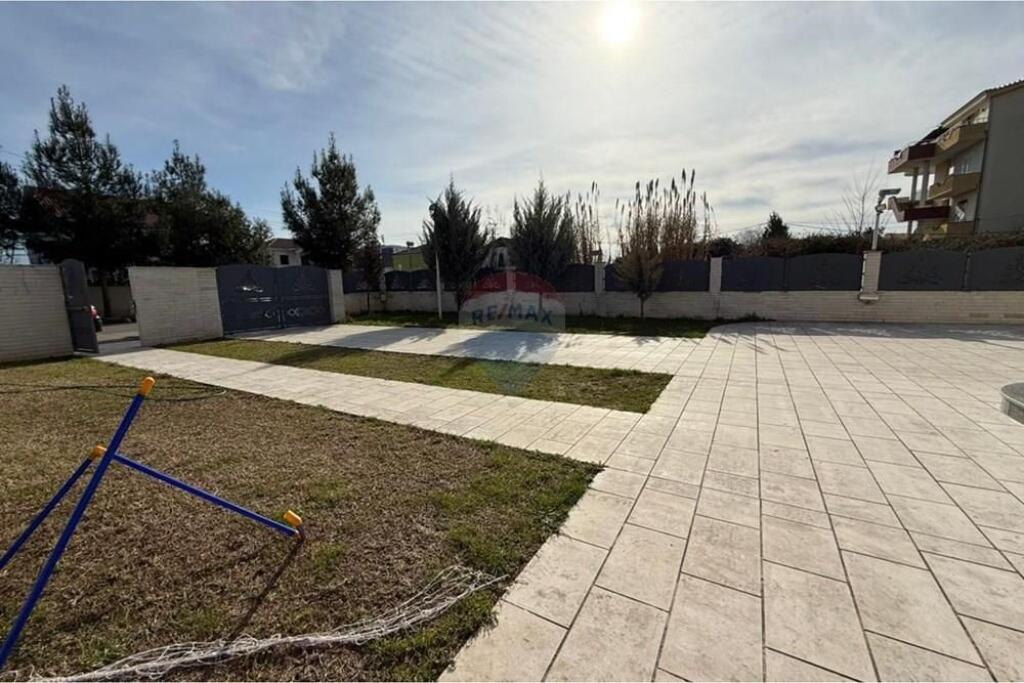 VENDIAMO VILLA A LAKNAS!