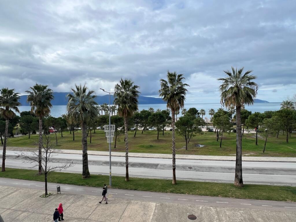 Apartament  me qira 2+1 me garazh ,Lungomare