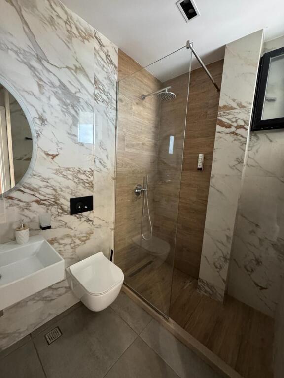 Shitet Apartament 2+1+2